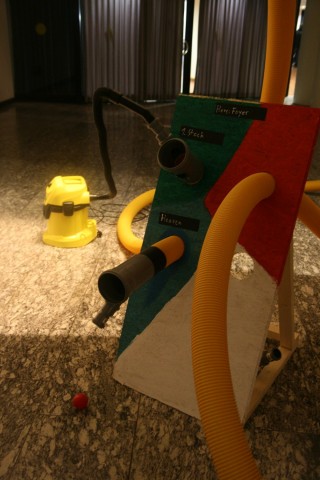 Ein Knotenpunkt mit obligatorischem Staubsauger. (Foto: Jörg Thoma/Golem.de)