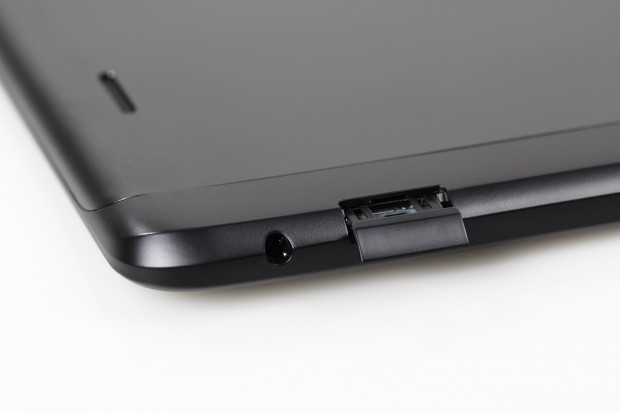 Die Micro-SD-Karte wird in einen Einschub am oberen Rand gesteckt. (Bild: Tobias Költzsch/Golem.de)