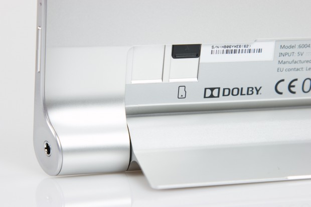 Der Einschub für die Micro-SD-Karte befindet sich unter dem Ständer. Daneben ist bei den UMTS-Modellen der Steckplatz für die SIM-Karte. (Bild: Tobias Költzsch/Golem.de)