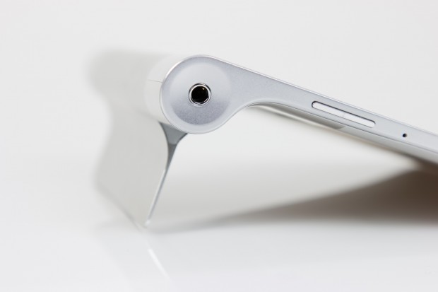 Der Kopfhörereingang befindet sich an der Seite des Akkuzylinders. (Bild: Tobias Költzsch/Golem.de)