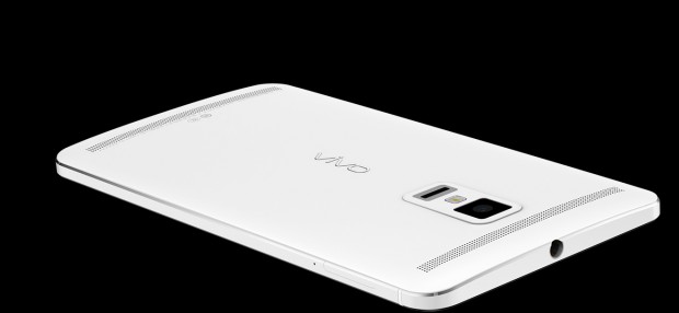 Ebenfalls auf der Rückseite befinden sich die Stereolautsprecher. (Bild: Vivo)