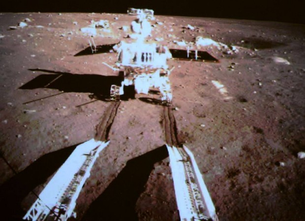Der Rover Yutu auf der Mondoberfl&auml;che (Bild: Space China)