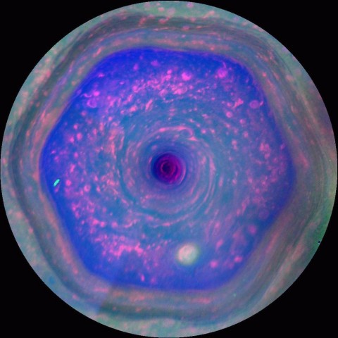 Erste Aufnahme des Sechsecksturms mit Farbfiltern. Die Aufnahme - es ist die bis dato am höchsten aufgelöste - entstand am am 10. Dezember 2012. (Foto:  Nasa/JPL-Caltech/SSI/Hampton)