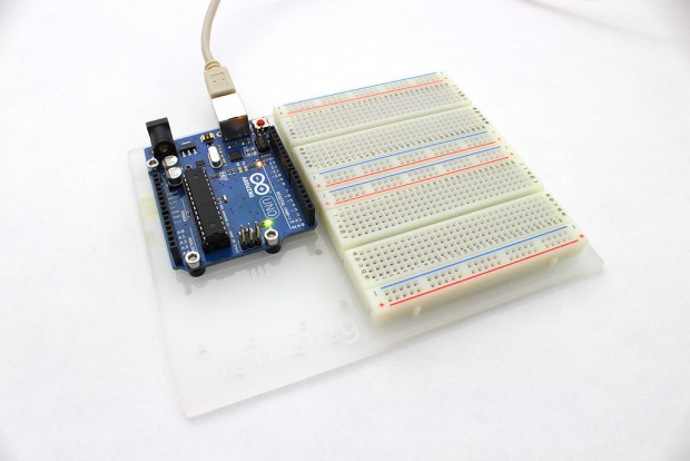 Neben der Steuerplatine Arduino liegen auch Breadboards bei,...