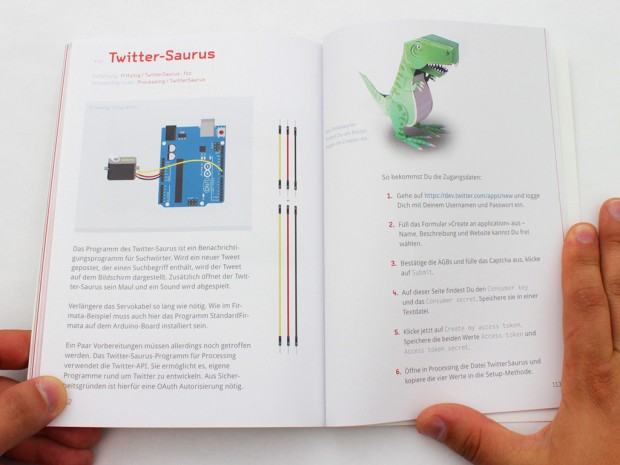 In diesem Projekt bewegt der Pappdinosaurier das Maul, wenn eine Nachricht über Twitter eingeht. Im dazugehörigen Code können dazu Suchbegriffe verwendet werden.