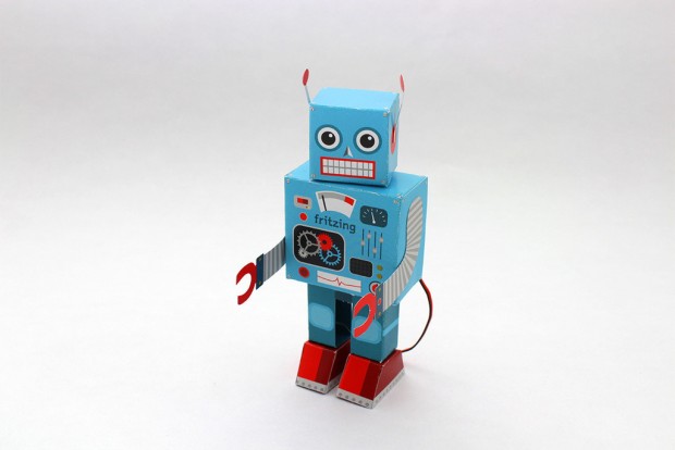 ... und der fertige Roboter, die jeweils über einen beiliegenden Servo angetrieben werden.