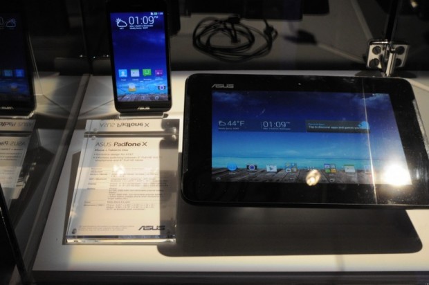 Asus stellt die Serie Zenfone sowie Padfone x und Padfone mini vor. (Fotos: Nico Ernst)