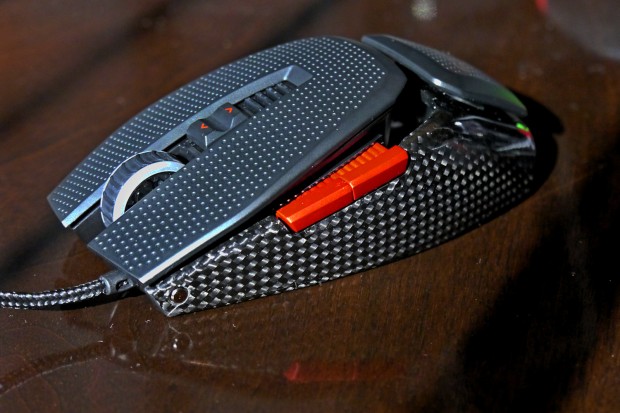 Neben seitlichen Daumentasten bietet die Torq X10 auch einen DPI-Umschalter. (Bild: Marc Sauter/Golem.de)