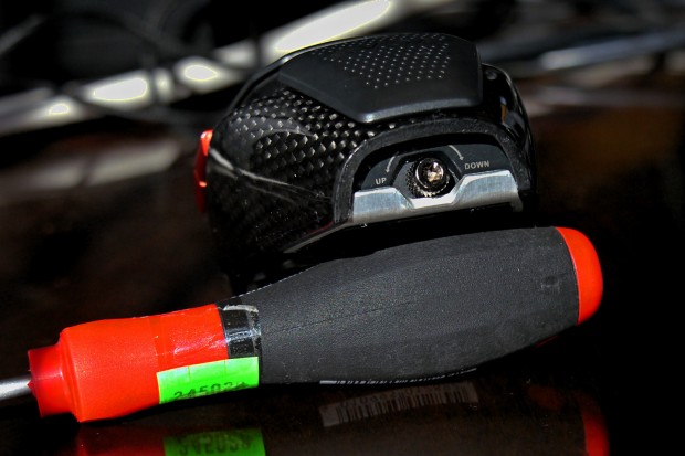 Am hinteren Ende befindet sich die namengebende Torx-Schraube, durch Drehen hebt oder senkt sich die Handauflage. (Bild: Marc Sauter/Golem.de)