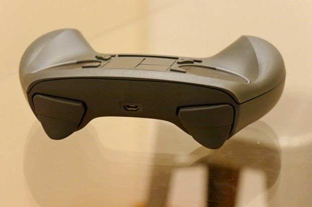 Die Schultertasten des Prototyps drücken sich vergleichsweise schwammig. (Bild: Marc Sauter/Golem.de)