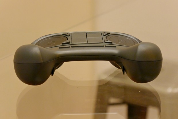 Die bauchigen Griffstücke sind gewöhnungsbedürftig. (Bild: Marc Sauter/Golem.de)