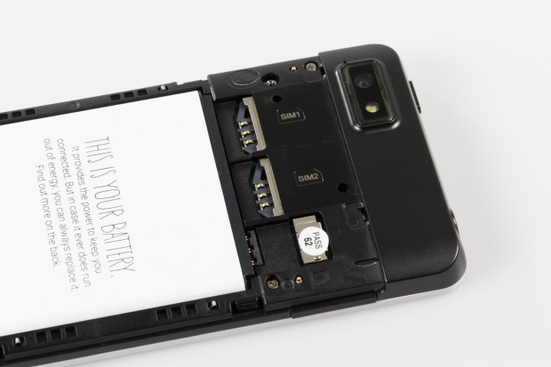 Mit dem Fairphone kann der Nutzer zwei SIM-Karten auf einmal nutzen. Dadurch kann er beispielsweise einen privaten und einen geschäftlichen Anschluss parallel nutzen. (Bild: Tobias Költzsch/Golem.de)