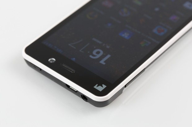 Das Fairphone kostet 325 Euro, davon gehen 8,5 Prozent an faire Projekte. (Bild: Tobias Költzsch/Golem.de)