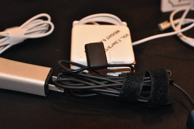 Der USB-Port zum Laden, hier auf dem weißen Apple-Netzteil liegend, ist ins Kabel integriert. (Foto: Nico Ernst/Golem.de)