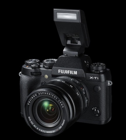 Fujifilm X-T1 mit Blitzlicht (Bild: Fujifilm)