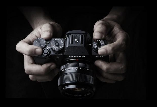 Zahlreiche Rädchen und Knöpfe sollen die Bedienung der Fujifilm X-T1 erleichtern. (Bild: Fujifilm)