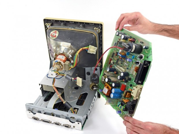 Macintosh von 1984 mit 128 KByte RAM (Bild: iFixit)