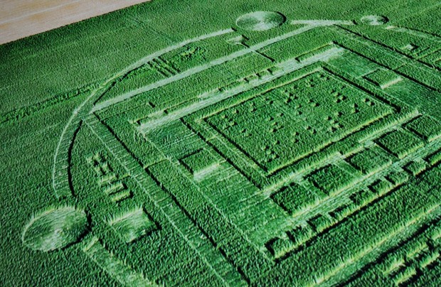 Oben links die Zufahrten für das Erstellen des Kornkreises...