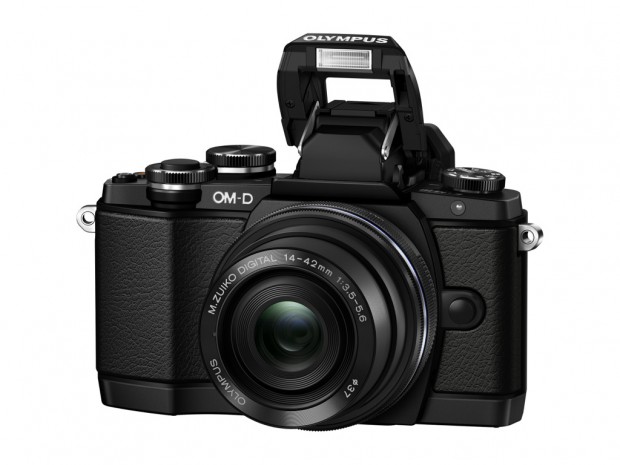 Olympus OM-D E-M10 mit Aufklappblitz (Bild: Olympus)