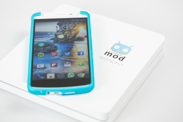 Dem Smartphone liegt eine limitierte Cyanogenmod-Hülle bei. (Bild: Tobias Költzsch/Golem.de)