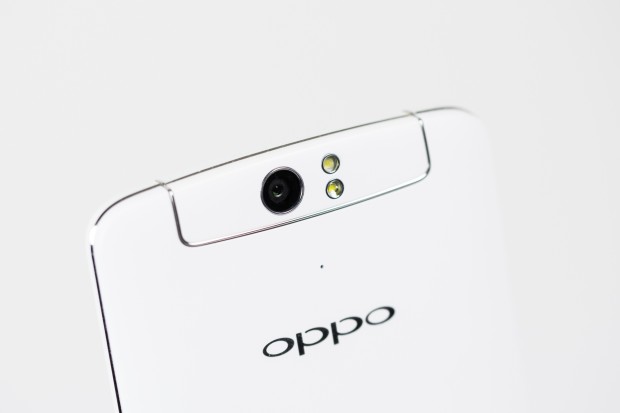 Die Kamera des Smartphones hat 13 Megapixel und zwei Fotolichter - ein normales und ein schwächeres mit Diffusor für Selbstportraits. (Bild: Tobias Költzsch/Golem.de)