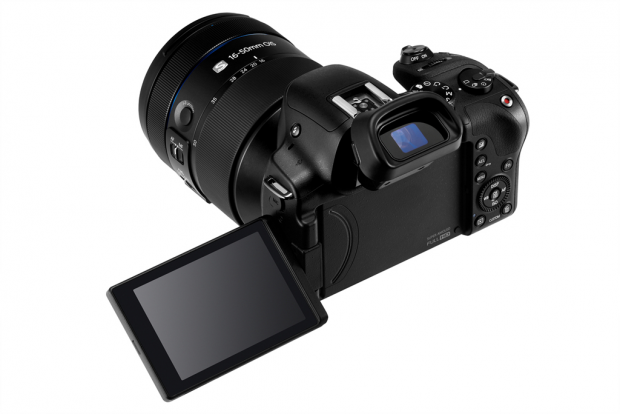Samsung NX30 mit zwei klappbaren Bildschirmen (Bild: Samsung)