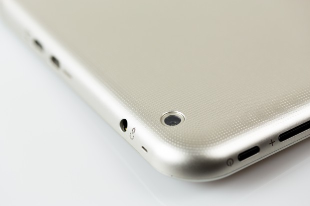 Die rückwärtige 8MP-Kamera liefert eine gute Bild- und Videoqualität. An der Oberseite sitzt der kombinierte Kopfhörer-Mikrofon-Anschluss. (Bild: Tobias Költzsch/Golem.de)