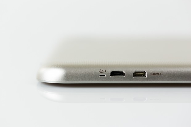 Links verbaut Toshiba einen Micro-HDMI-Ausgang und einen Micro-USB-2.0-Port. Letzterer dient auch als Ladeanschluss. (Bild: Tobias Költzsch/Golem.de)