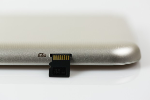 Der SDXC-Cardreader arbeitet extrem langsam. (Bild: Tobias Költzsch/Golem.de)