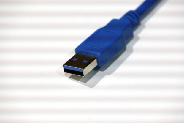 Optisch sind Kabel und Stecker zu USB 3.0 identisch, technisch unterscheiden sie sich aber von USB 3.0 deutlich. (Bild: Marc Sauter/Golem.de)