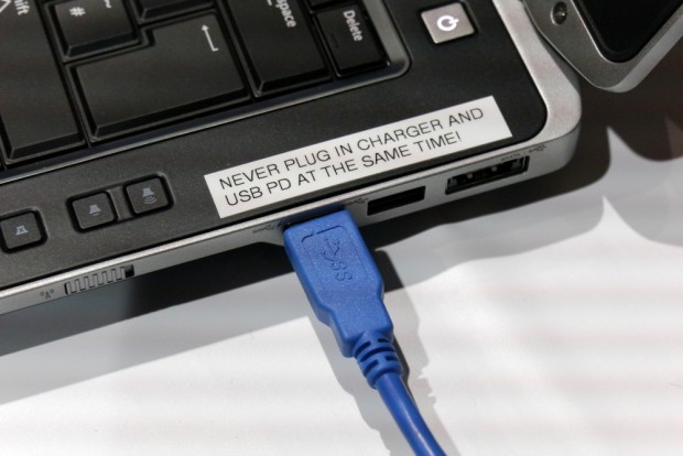 Ein USB-Kabel mit Power Delivery und das eigentliche Stromkabel sollten nicht parallel angeschlossen werden. (Bild: Marc Sauter/Golem.de)