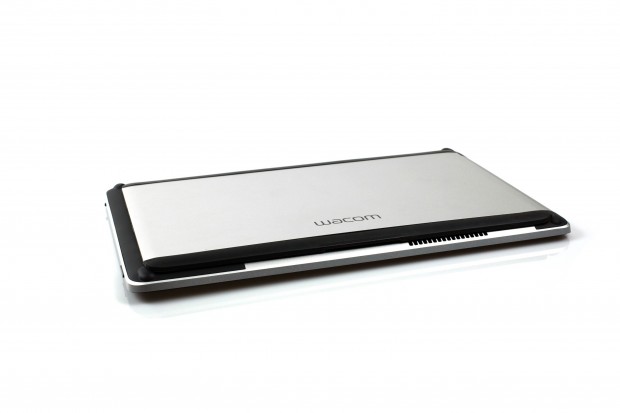 Das Wacom Cintiq Companion, mit Standfuß, zugeklappt (Foto: Nina Sebayang/Golem.de)