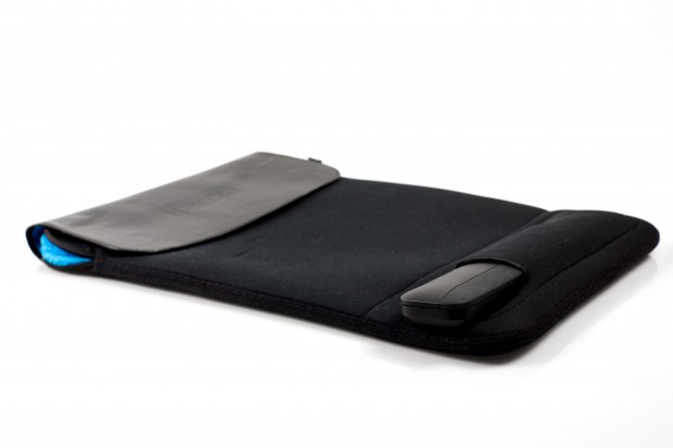 Die Schutzhülle mit Fächern für den Stift und das Ladekabel (Foto: Nina Sebayang/Golem.de)