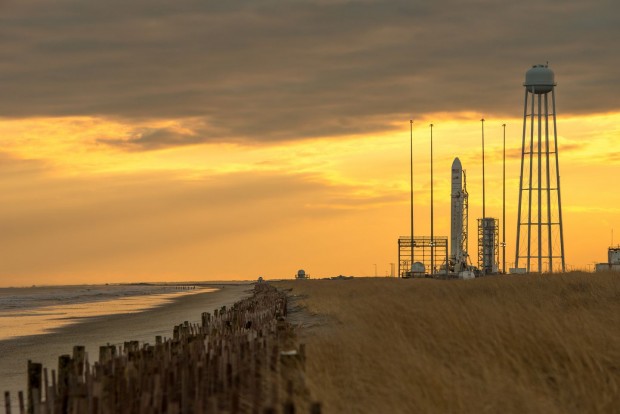 Die Cygnus auf der Startrampe auf Wallops Island am 6. Januar. Die Kältewelle in den USA verhinderte den Start am folgenden Tag. (Foto: Bill Ingalls/Nasa)