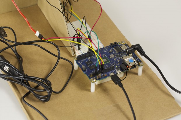 Die Webcam wurde über USB angeschlossen, der Servo direkt an die Arduino-Pins des Galileos. (Foto: Golem.de)