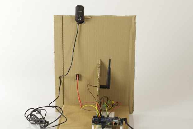 Laika - Rückseite: oben die Webcam, mittig-links der Servo, an der Mittelstrebe wurde eine WLAN-Antenne befestigt. (Foto: Golem.de)