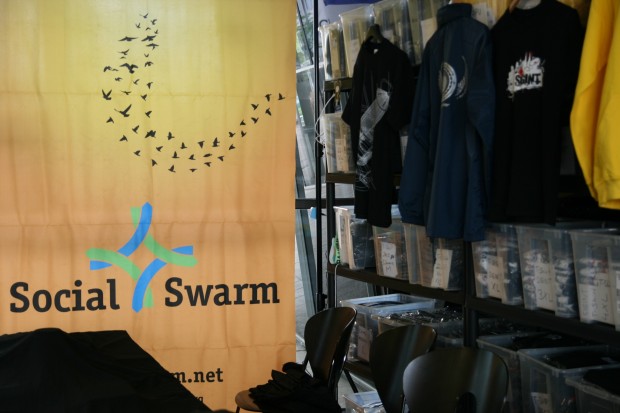 T-Shirts und Hoodies wurden auch verkauft. (Foto 2012: Jörg Thoma/Golem.de)
