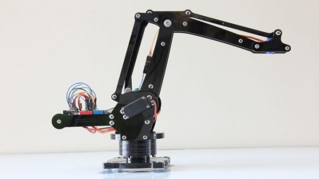 Er steht auf einer Basis, die mit Saugnäpfen am Tisch befestigt wird. (Foto: Ufactory)