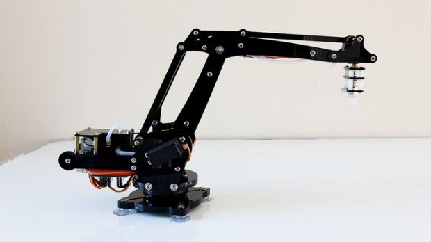 ... der Saugnapf, der von einer Vakuumpumpe gesteuert wird,... (Foto: Ufactory)