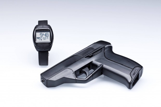 Armatix iP1 mit Armbanduhr (Bild: Armatix)