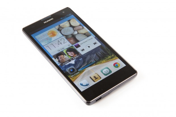 Das Smartphone hat ein 5 Zoll großes Display und unterstützt LTE. (Bild: Tobias Költzsch/Golem.de)