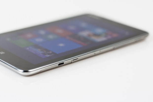 Ein Micro-USB-Port ist für ein Windows-Tablet zu wenig. (Bild: Tobias Költzsch/Golem.de)