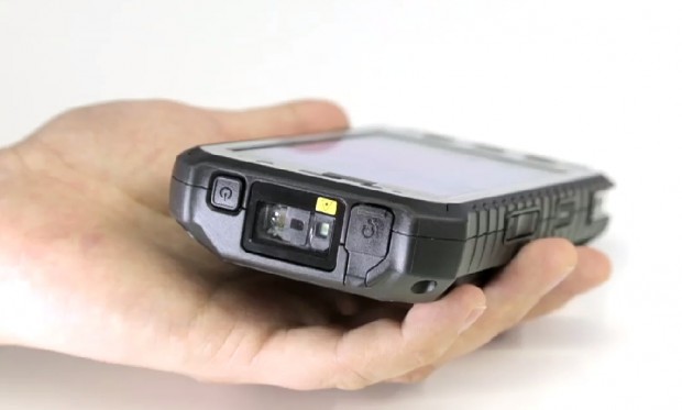 Am oberen Rand ist ein Barcode-Scanner eingebaut. (Bild: Fabian Hamacher/Golem.de)