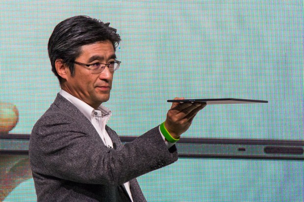 Auch er zeigt, wie dünn das Gerät ist. (Bild: Tobias Költzsch/Golem.de)