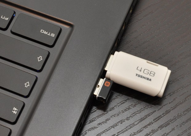 USB-Geräte stehen knapp 2 Millimeter heraus. (Foto: Nico Ernst)