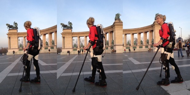Sie ist durch einen Skiunfall gelähmt. Durch das Exoskelett kann sie wieder gehen.  (Foto: 3D Systems)
