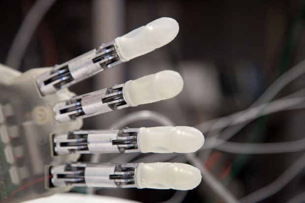 ... Sensoren in den Fingern der Hand. (Foto: Lifehand2Project/Universität Freiburg)