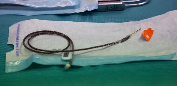 Die Signale wurden über eine solche Elektrode an die Armnerven weitergegeben. Zuvor hatte ein Computer sie in Impulse übersetzt, die die Nerven interpretieren können. (Foto: Lifehand2Project/Universität Freiburg)