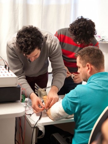 Sørensen bekommt die Prothese angelegt. (Foto: Lifehand2Project/Universität Freiburg)