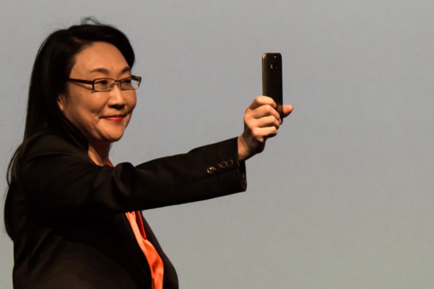 HTC-Mitbegründerin Cher Wang zeigt das neue HTC One. (Bild: Tobias Költzsch/Golem.de)